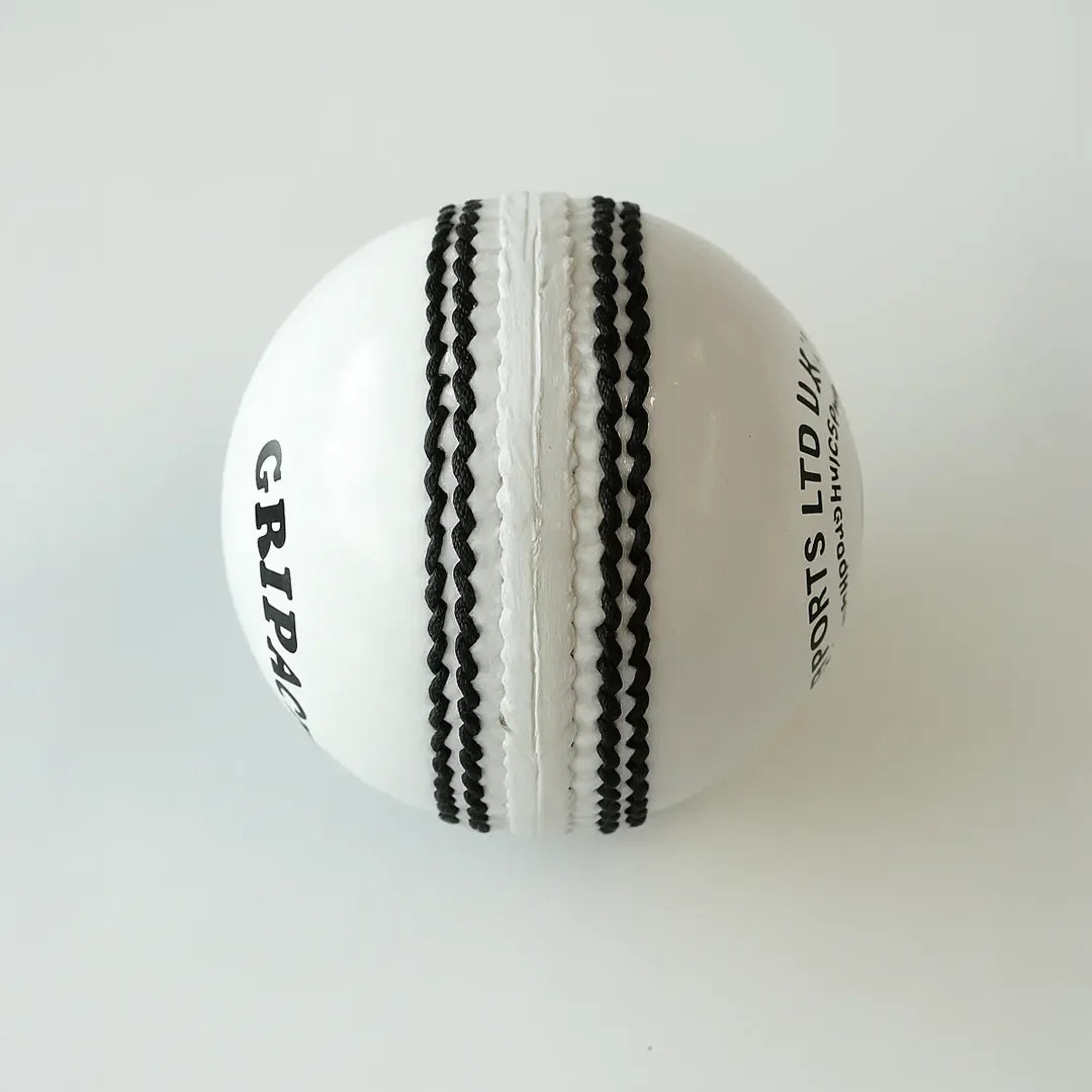 Balle de cricket blanche
